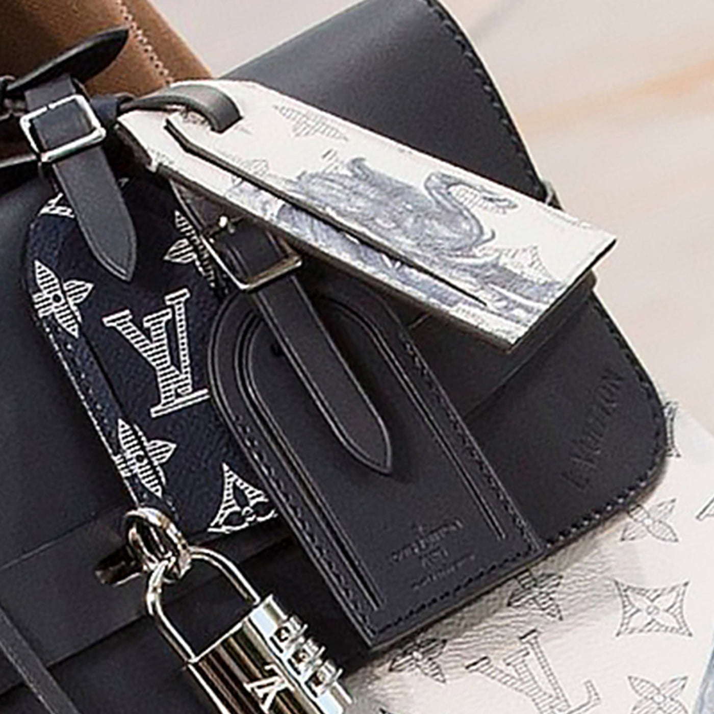 Porte-clés Louis Vuitton Luggage Tag Monogram Savane Chapman Brothers — vue 4