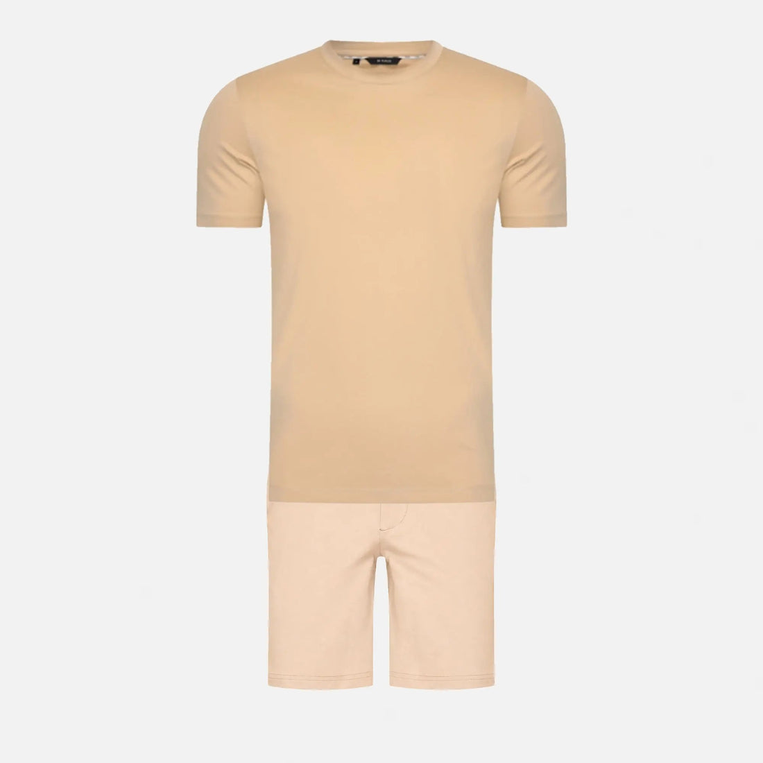 Ensemble de voyage posé à plat : t-shirt à col rond beige et short assorti, présentés l'un sous l'autre sur fond gris clair