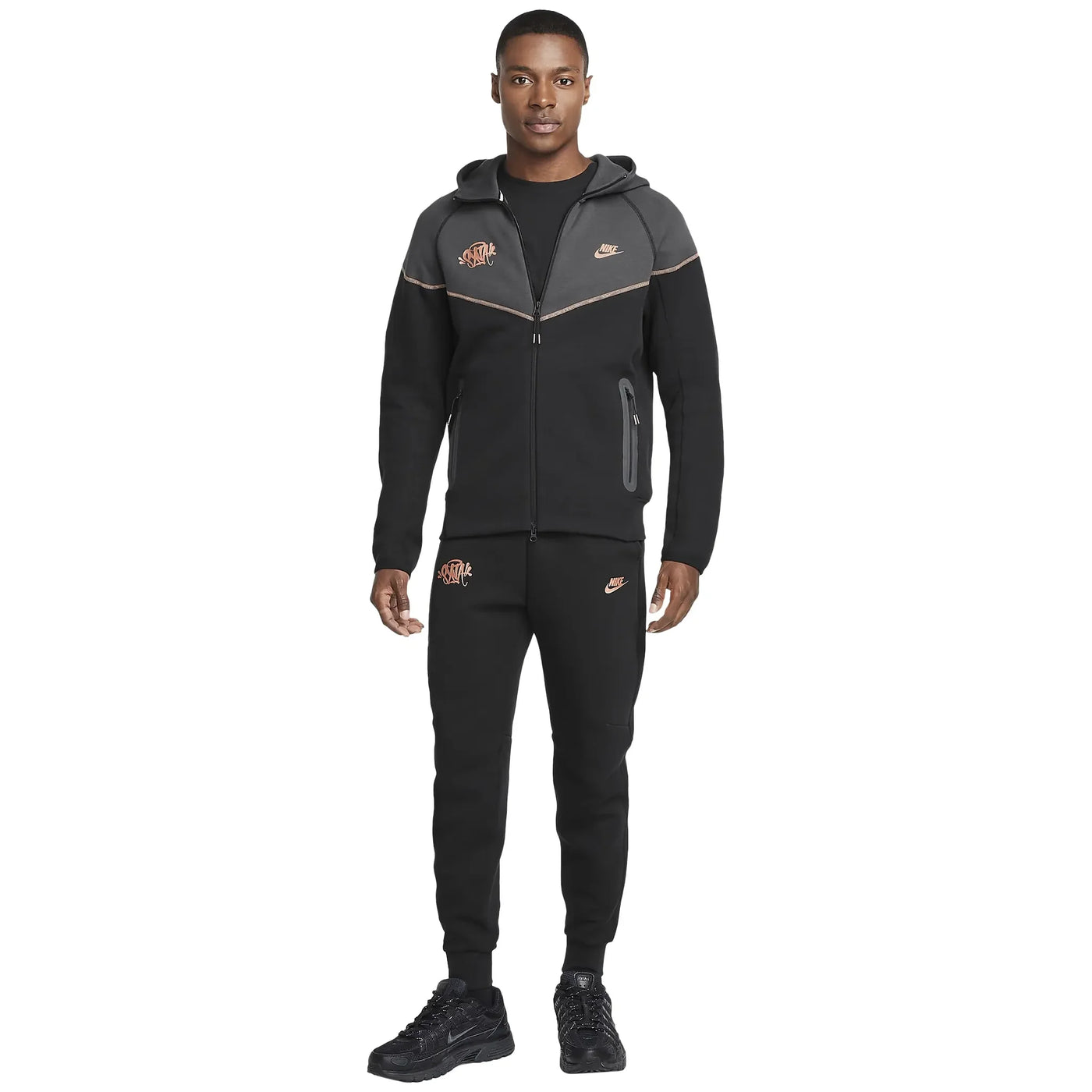 Jogging Nike Syna World × Central Cee Tech Fleece Noir Sweatpants — vue 4